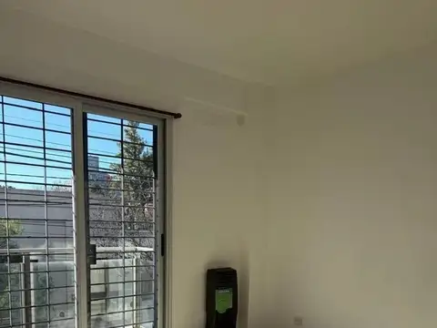 Valentin Alsina esquina Andrade 400