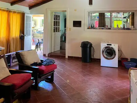 Casa 4 ambientes con 2 baños