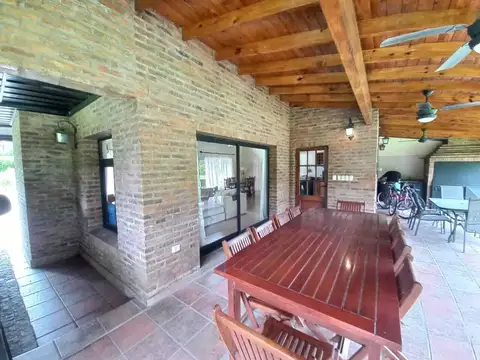 Casa 4 ambientes con 2 baños