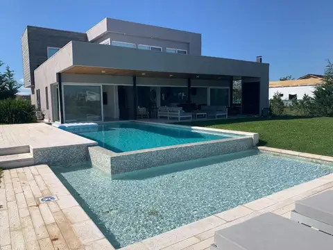 VENTA CASA A LA LAGUNA