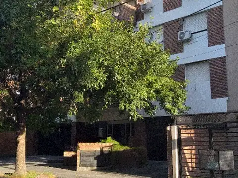 Departamento Dos Ambientes Con Cochera. Morón Sur