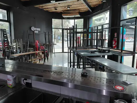 Excelente, vistoso y amplio local en esquina. Refaccionado a nuevo. Ideal Gastronomía. Amplias verdeas. Lote propio (sin expensas).