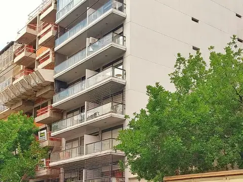 Monoambiente c/balcón, al frente c/baulera y amenities