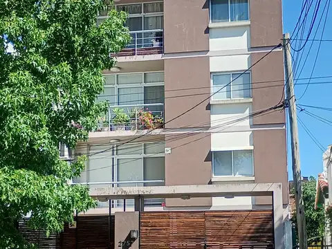 Amplio departamento  de 2 amb. con balcón terraza y cochera cubierta, inmejorable vista a verde