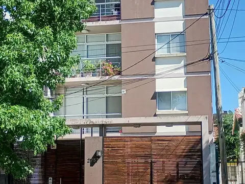 Departamento 2 amb. con balcón aterrazado y cochera cubierta, inmejorable vista a verde