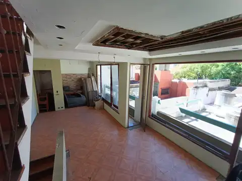 Excelente PH de 5 ambientes con patio, terraza y quincho