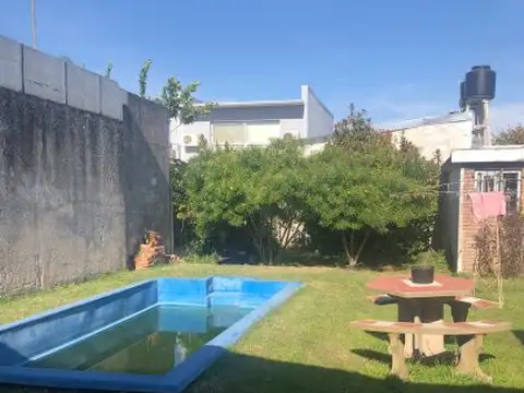 Casa 6 ambientes con 2 baños