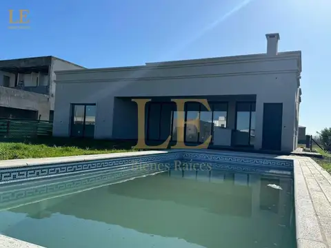 Casa en Alquiler con 2 cocheras