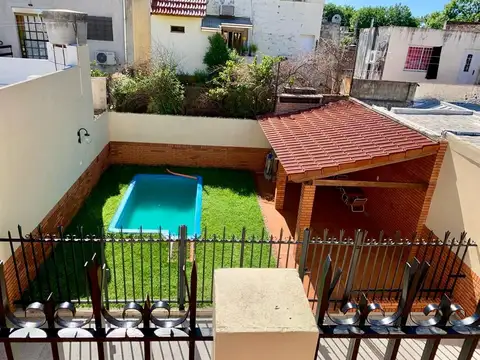 Casa 9 ambientes con 2 baños