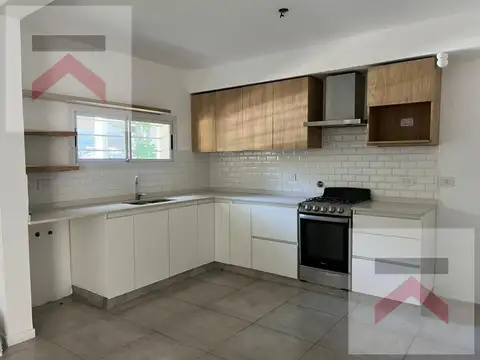 Alquiler casa 3 ambientes dos dorm, dos baños en la Lucila con patio y parrilla!