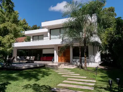 Casa en Venta con 2 cocheras