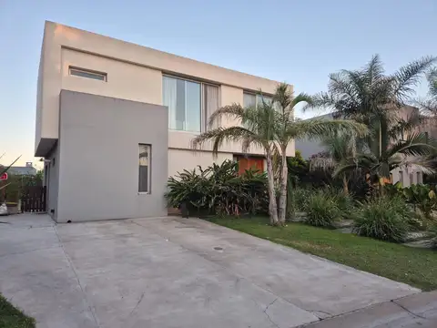Excelente Casa con piscina en Barrio La Comarca.