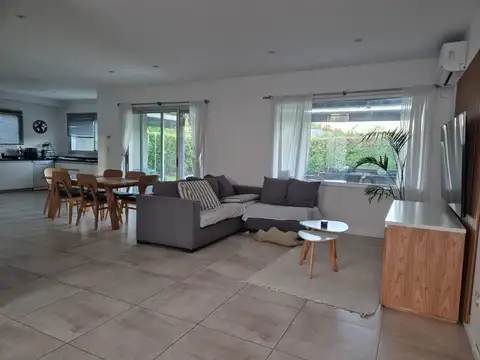 Casa en Venta con 3 cocheras