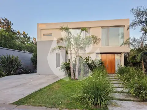 Excelente Casa con piscina en Barrio La Comarca