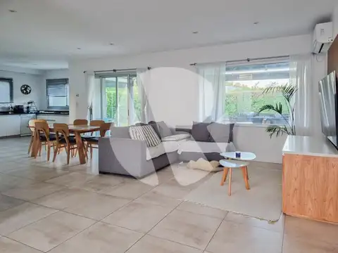 Excelente Casa con piscina en Barrio La Comarca