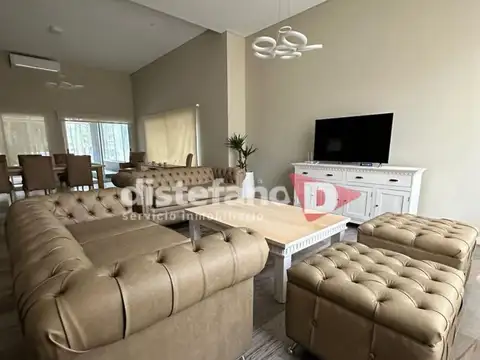 Casa 5 ambientes con 4 baños