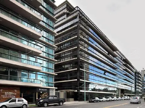 OFICINA IMPECABLE EN VENTA Y/O ALQUILER EN MADERO CENTER. AMOBLADA.