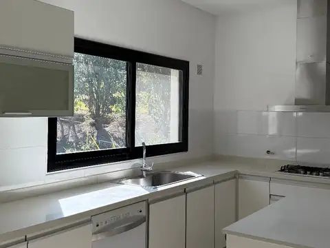 Casa en Alquiler con 2 cocheras