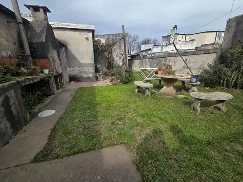 Casa 10 ambientes con 2 baños