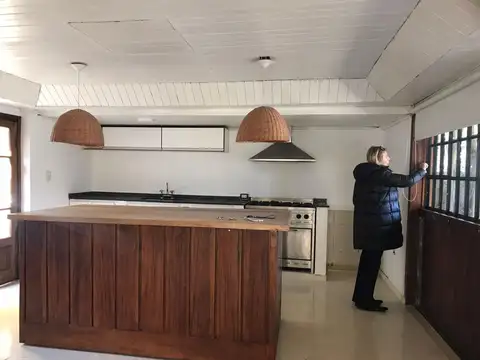 Aguado al 2200 y Del Arca