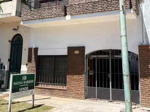 Casa, cuatro ambientes con cochera doble, en venta. Morón
