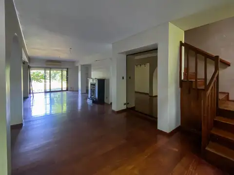 Hipólito Yrigoyen al 1100