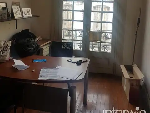 Excelente Petit Hotel.  Local en PB, 3 pisos de oficinas, 430 m2 tot.