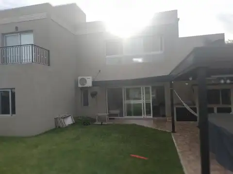 Venta casa en San Isidro Labrador al golf 4 dormitorios con pileta, parrilla y amplio jardín