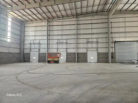 excelente deposito en polo industrial sobre Rta 8 San Martin con vecinos como Siemens