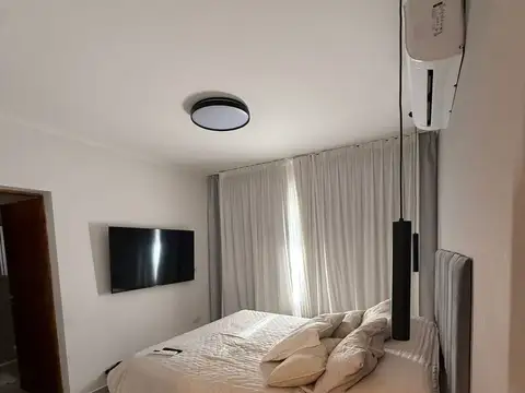 Casa en Alquiler con 2 cocheras