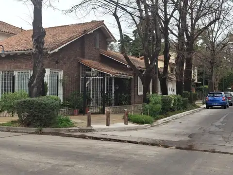 Colon  al 200 esquina Arenales