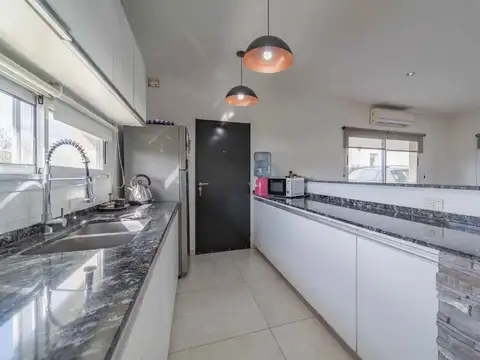 Moderna casa con pileta y quincho