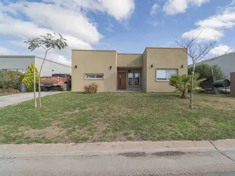 Moderna casa con pileta y quincho