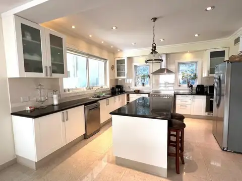 Casa en Venta con 3 cocheras