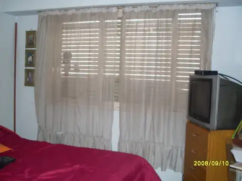 PROPIEDAD EN 2 PLANTAS, 4 AMB, 3 DORM, GARAGE CUBIERTO,  BALCÓN ,LAVADERO. BUENA ZONA! APTO CRÉDITO!