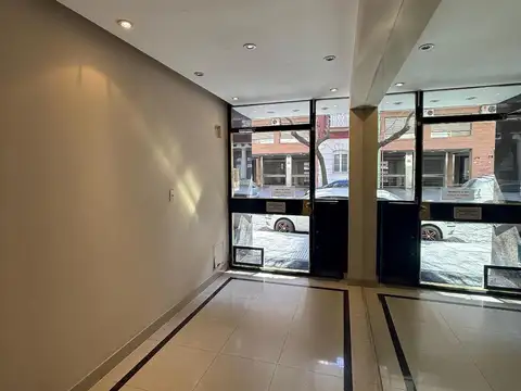 Excelente departamento de 2 amb, en planta baja, con cocina americana, baño, y patio. Inmejorable ubicación.