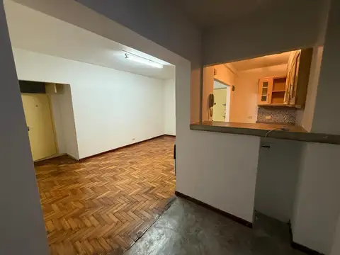 Excelente departamento de 2 amb, en planta baja, con cocina americana, baño, y patio. Inmejorable ubicación.