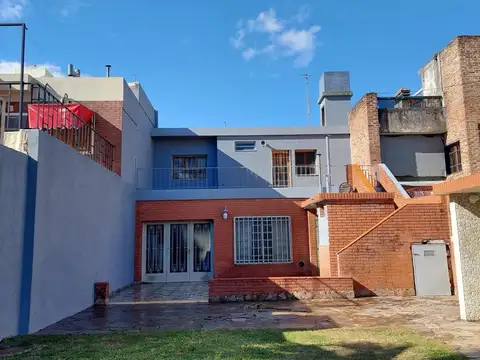casa en dos plantas con cochera doble, 3 dormitorios
