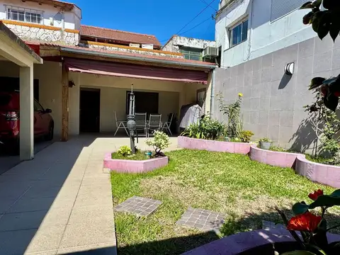 Casa en venta 5 ambientes jardín y cochera Liniers