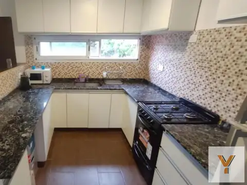 Casa 4 ambientes con 2 baños
