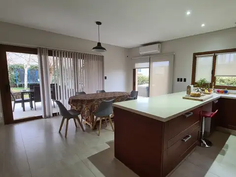 Casa 5 ambientes con 2 baños