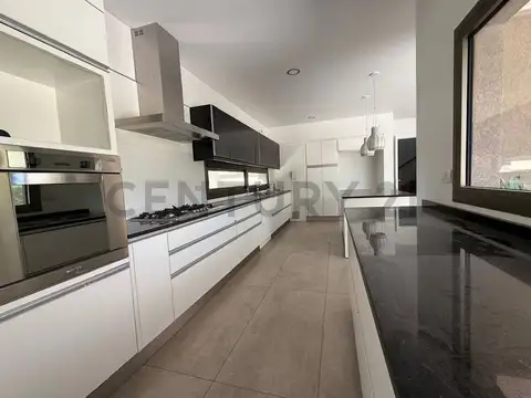 Casa 5 ambientes con 4 baños