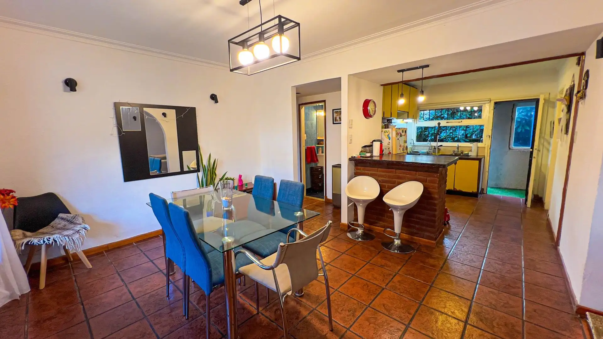 VENTA CASA 4 AMBIENTES CON PATIO BARRIO CAISAMAR
