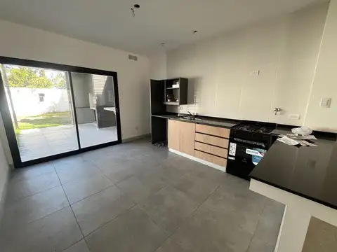 Casa 4 ambientes con 2 baños