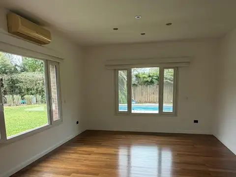 Casa en Alquiler con 5 cocheras
