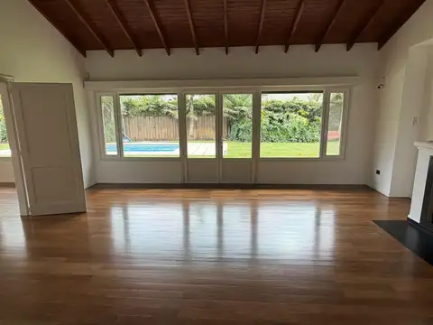 Excelente Casa en Alquiler en Santa Bárbara de 5 ambientes