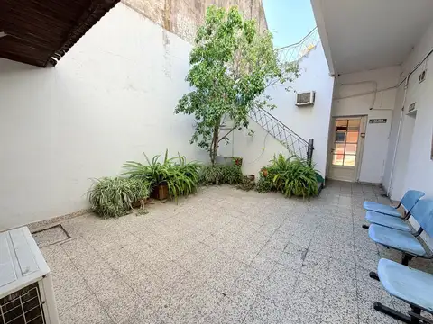 Casa 4 ambientes a refaccionar sobre lote 8,66 x 17 en Versalles | Patio y terraza