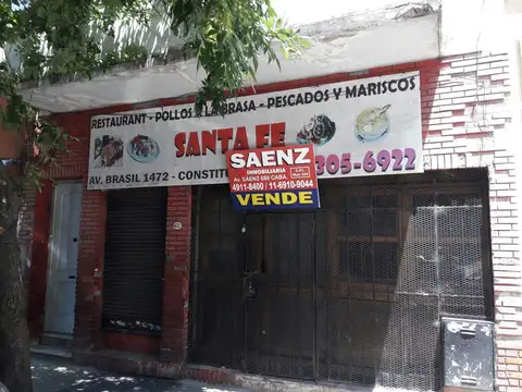 PLAZA CONSTITUCION// LOCAL 108mts2 CUBIERTOS con dormitorio, cocina y baño al fondo// 