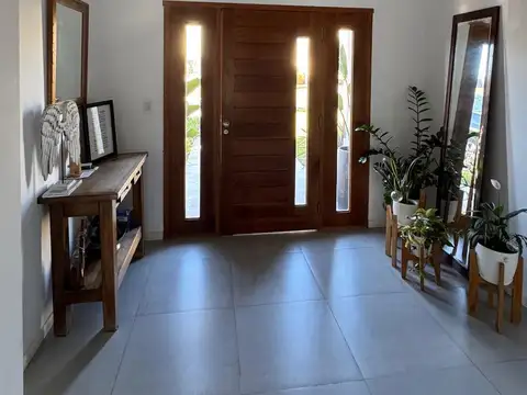 Casa 6 ambientes con 2 baños