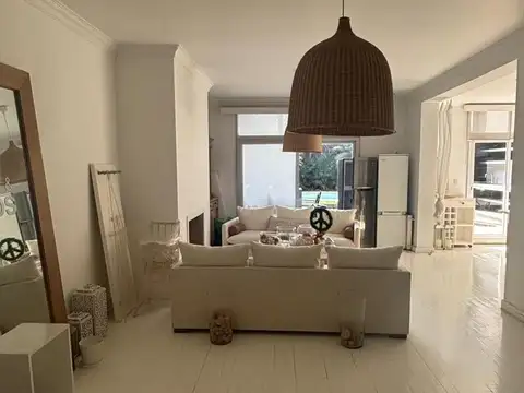 Casa en Alquiler con 1 cochera